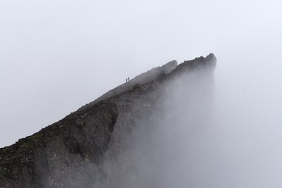 两人与雾的山
